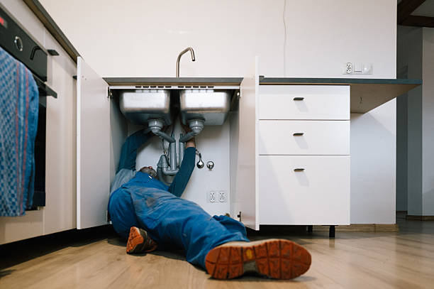 Professional Emergency Plumber technician working in Springfield Gardens, NY